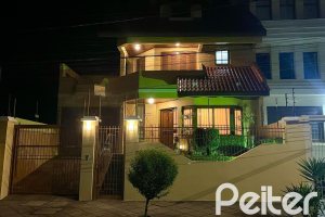 Casa à venda com 370m², 4 dormitórios, 4 suítes, 2 vagas, no bairro Tristeza em Porto Alegre