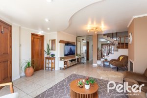 Casa à venda com 370m², 4 dormitórios, 4 suítes, 2 vagas, no bairro Tristeza em Porto Alegre