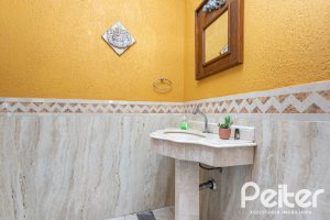 Casa à venda com 370m², 4 dormitórios, 4 suítes, 2 vagas, no bairro Tristeza em Porto Alegre