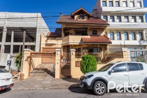 Casa à venda com 370m², 4 dormitórios, 4 suítes, 2 vagas, no bairro Tristeza em Porto Alegre