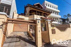 Casa à venda com 370m², 4 dormitórios, 4 suítes, 2 vagas, no bairro Tristeza em Porto Alegre