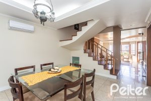 Casa à venda com 370m², 4 dormitórios, 4 suítes, 2 vagas, no bairro Tristeza em Porto Alegre