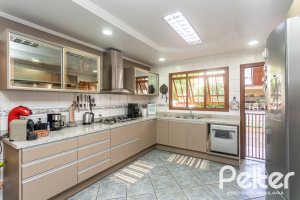 Casa à venda com 370m², 4 dormitórios, 4 suítes, 2 vagas, no bairro Tristeza em Porto Alegre
