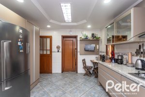 Casa à venda com 370m², 4 dormitórios, 4 suítes, 2 vagas, no bairro Tristeza em Porto Alegre