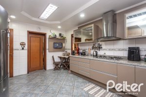 Casa à venda com 370m², 4 dormitórios, 4 suítes, 2 vagas, no bairro Tristeza em Porto Alegre