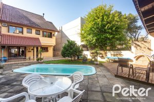 Casa à venda com 370m², 4 dormitórios, 4 suítes, 2 vagas, no bairro Tristeza em Porto Alegre