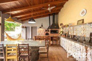 Casa à venda com 370m², 4 dormitórios, 4 suítes, 2 vagas, no bairro Tristeza em Porto Alegre
