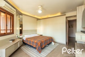 Casa à venda com 370m², 4 dormitórios, 4 suítes, 2 vagas, no bairro Tristeza em Porto Alegre