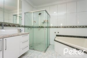 Casa à venda com 370m², 4 dormitórios, 4 suítes, 2 vagas, no bairro Tristeza em Porto Alegre