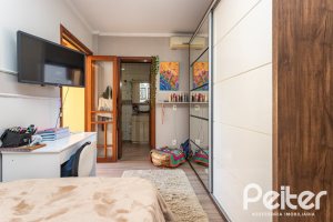 Casa à venda com 370m², 4 dormitórios, 4 suítes, 2 vagas, no bairro Tristeza em Porto Alegre