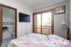 Casa à venda com 370m², 4 dormitórios, 4 suítes, 2 vagas, no bairro Tristeza em Porto Alegre