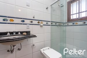 Casa à venda com 370m², 4 dormitórios, 4 suítes, 2 vagas, no bairro Tristeza em Porto Alegre
