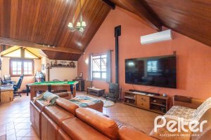 Casa à venda com 370m², 4 dormitórios, 4 suítes, 2 vagas, no bairro Tristeza em Porto Alegre