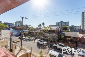 Casa à venda com 370m², 4 dormitórios, 4 suítes, 2 vagas, no bairro Tristeza em Porto Alegre