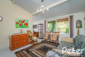 Casa à venda com 180m², 3 dormitórios, 1 suíte, 2 vagas, no bairro Ipanema em Porto Alegre