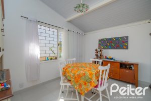 Casa à venda com 180m², 3 dormitórios, 1 suíte, 2 vagas, no bairro Ipanema em Porto Alegre