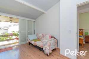 Casa à venda com 180m², 3 dormitórios, 1 suíte, 2 vagas, no bairro Ipanema em Porto Alegre