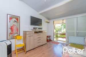 Casa à venda com 180m², 3 dormitórios, 1 suíte, 2 vagas, no bairro Ipanema em Porto Alegre