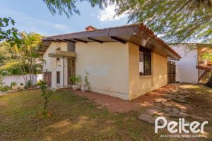 Casa à venda com 180m², 3 dormitórios, 1 suíte, 2 vagas, no bairro Ipanema em Porto Alegre