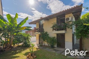 Casa à venda com 180m², 3 dormitórios, 1 suíte, 2 vagas, no bairro Ipanema em Porto Alegre