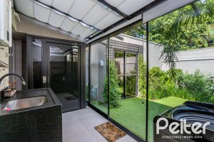 Casa em Condomínio à venda com 240m², 3 dormitórios, 1 suíte, 2 vagas, no bairro Tristeza em Porto Alegre