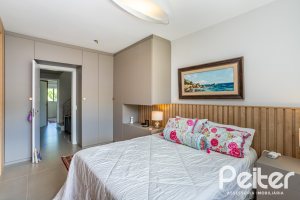 Casa em Condomínio à venda com 240m², 3 dormitórios, 1 suíte, 2 vagas, no bairro Tristeza em Porto Alegre