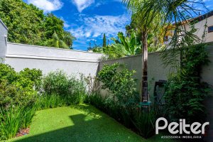 Casa em Condomínio à venda com 240m², 3 dormitórios, 1 suíte, 2 vagas, no bairro Tristeza em Porto Alegre