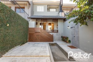 Casa à venda com 160m², 3 dormitórios, 1 suíte, 2 vagas, no bairro Ipanema em Porto Alegre