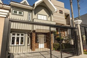 Casa à venda com 160m², 3 dormitórios, 1 suíte, 2 vagas, no bairro Ipanema em Porto Alegre