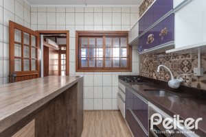 Casa à venda com 155m², 3 dormitórios, 1 suíte, 2 vagas, no bairro Guarujá em Porto Alegre