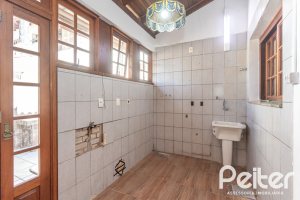 Casa à venda com 155m², 3 dormitórios, 1 suíte, 2 vagas, no bairro Guarujá em Porto Alegre