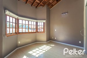 Casa à venda com 155m², 3 dormitórios, 1 suíte, 2 vagas, no bairro Guarujá em Porto Alegre