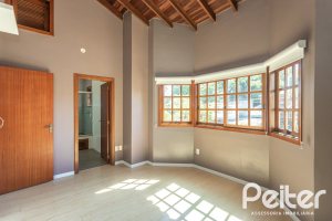 Casa à venda com 155m², 3 dormitórios, 1 suíte, 2 vagas, no bairro Guarujá em Porto Alegre