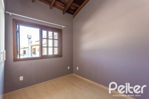 Casa à venda com 155m², 3 dormitórios, 1 suíte, 2 vagas, no bairro Guarujá em Porto Alegre