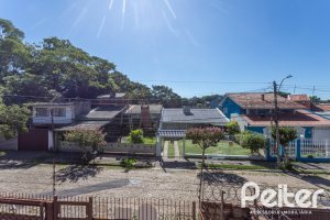 Casa à venda com 155m², 3 dormitórios, 1 suíte, 2 vagas, no bairro Guarujá em Porto Alegre