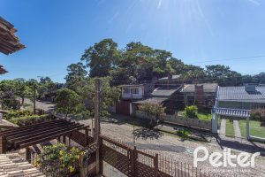 Casa à venda com 155m², 3 dormitórios, 1 suíte, 2 vagas, no bairro Guarujá em Porto Alegre