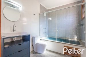 Casa à venda com 155m², 3 dormitórios, 1 suíte, 2 vagas, no bairro Guarujá em Porto Alegre