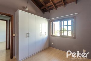 Casa à venda com 155m², 3 dormitórios, 1 suíte, 2 vagas, no bairro Guarujá em Porto Alegre