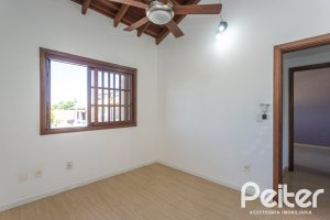 Casa à venda com 155m², 3 dormitórios, 1 suíte, 2 vagas, no bairro Guarujá em Porto Alegre