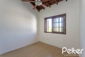 Casa à venda com 155m², 3 dormitórios, 1 suíte, 2 vagas, no bairro Guarujá em Porto Alegre