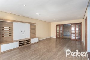 Casa à venda com 155m², 3 dormitórios, 1 suíte, 2 vagas, no bairro Guarujá em Porto Alegre