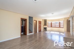 Casa à venda com 155m², 3 dormitórios, 1 suíte, 2 vagas, no bairro Guarujá em Porto Alegre