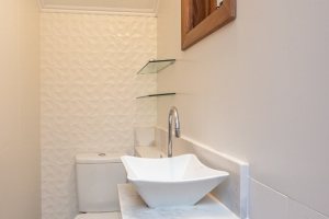 Casa à venda com 155m², 3 dormitórios, 1 suíte, 2 vagas, no bairro Guarujá em Porto Alegre