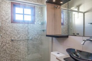 Casa à venda com 155m², 3 dormitórios, 1 suíte, 2 vagas, no bairro Guarujá em Porto Alegre