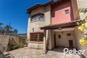 Casa à venda com 155m², 3 dormitórios, 1 suíte, 2 vagas, no bairro Guarujá em Porto Alegre