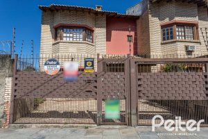 Casa à venda com 155m², 3 dormitórios, 1 suíte, 2 vagas, no bairro Guarujá em Porto Alegre