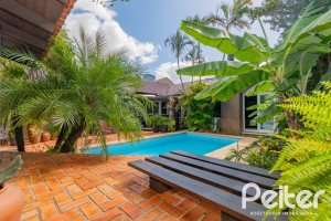 Casa à venda com 326m², 3 dormitórios, 1 suíte, 4 vagas, no bairro Ipanema em Porto Alegre