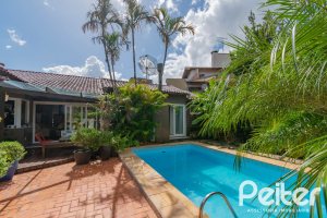 Casa à venda com 326m², 3 dormitórios, 1 suíte, 4 vagas, no bairro Ipanema em Porto Alegre