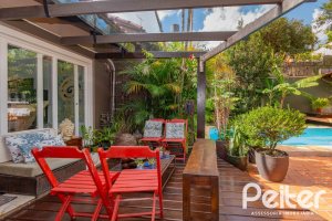 Casa à venda com 326m², 3 dormitórios, 1 suíte, 4 vagas, no bairro Ipanema em Porto Alegre