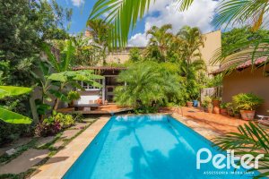 Casa à venda com 326m², 3 dormitórios, 1 suíte, 4 vagas, no bairro Ipanema em Porto Alegre